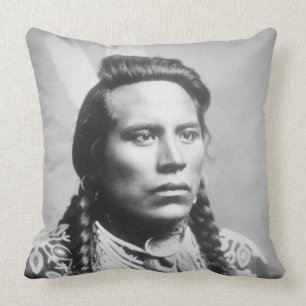Cojín Decorativo Curley, de la tribu del cuervo, uno de los