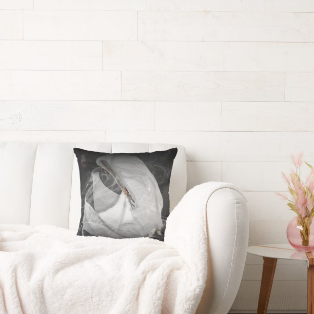 Cojín Decorativo Cursed by Beauty Throw Pillow (Sofá)