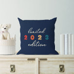 Cojín Decorativo Curte Baby Birth Year Edición Limitada Arcoiris<br><div class="desc">Presentamos a nuestro adorable personalizado Cute Kids Birth Year Limited Edition Rainbow Cojín decorativo! Esta almohada moderna y divertida es la adición perfecta a la habitación de los niños o a la zona de juegos ya que presenta un diseño de arcoiris colorido con colores retro de amapola que alegrará cualquier...</div>