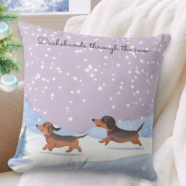 Cojín Decorativo Cute Dachshunds Navidades festivos de perros de ni (A festive throw pillow, picturing two cute dachshunds, with caption 'Dachshunds through the snow')