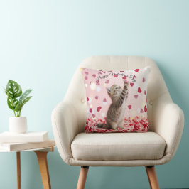 Cojín Decorativo Cute Kitten Catching Valentine Heart Petals
