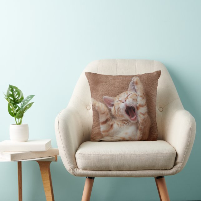 Cojín Decorativo Cutest Baby Animals | Ginger Kitten Yawning (Silla)