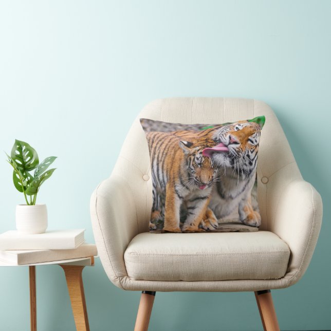 Cojín Decorativo Cutest Baby Animals | Siberian Tiger Family (Silla)