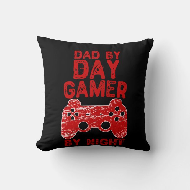 Cojín Decorativo Dad By Day Gamer By Night - Videojuegos (Anverso)