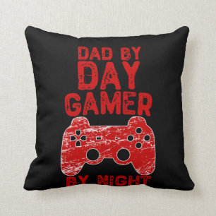 Cojín Decorativo Dad By Day Gamer By Night - Videojuegos
