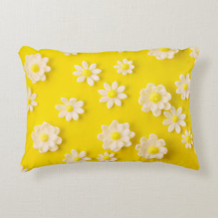 Cojín Decorativo Daisies con un fondo amarillo