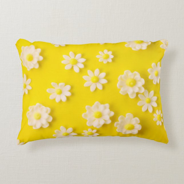 Cojín Decorativo Daisies con un fondo amarillo (Anverso)