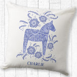 Cojín Decorativo Dala sueca Horse Art Blue Custom Name<br><div class="desc">Un cuadro sueco de Dala Horse de color azul y blanco índigo. Cambie o quite el nombre en la parte delantera del personalizar.</div>