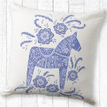 Cojín Decorativo Dala Sueca Horse Art Periwinkle Blue<br><div class="desc">Un cuadro sueco de Dala Horse de color azul y blanco índigo.</div>