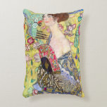 Cojín Decorativo Dama con admirador de Gustav Klimt, japonés vintag<br><div class="desc">Lady with Fan (1918) de Gustav Klimt es un retrato de arte fino de la época victoriana. Una bella morena sostiene un ventilador oriental. El dorado y florido fondo japonés está lleno de flores exóticas, pavos reales y otros pájaros con alas estiradas. Sobre el artista: Gustav Klimt (1862-1918) fue un...</div>