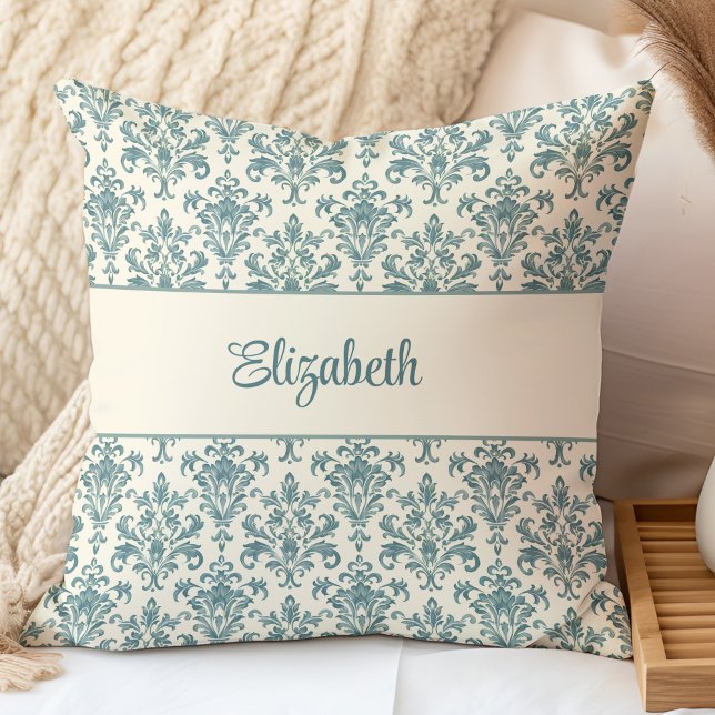 Cojín Decorativo Damasco azul y crema de época (Blue and Cream Vintage Damask Throw Pillow in a neutral boho bedroom.)