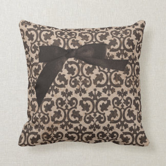 Cojín decorativo Damasco Marrón Y Tan Con Cinta