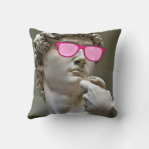 David lleva gafas de color rosa