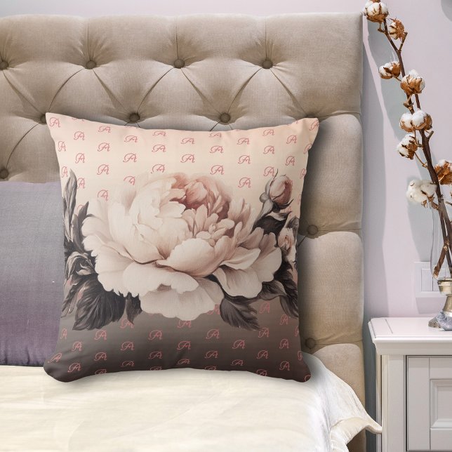 Cojín decorativo de Boho Beige Floral Monograma (Boho large rose pillow with letter monogram on a bed.)