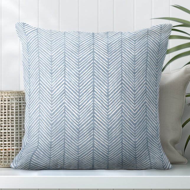 Cojín decorativo de Chevron de la Costa Azul (Add one of Totally Coast's stunning Blue Decorative Pillows to your sofa for a coastal resort look.)
