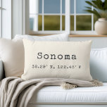 Cojín decorativo de coordenadas de la ciudad perso<br><div class="desc">Muestra tu amor por tu ciudad natal o actual con nuestras coordenadas personalizados de almohada de lanzamiento lumbar. Mostrada para Sonoma, California, nuestra almohada neutra de crema de marfil muestra su nombre de ciudad y latitud y longitud en letras de máquina de escribir de carbón vintage. Introduzca el nombre de...</div>