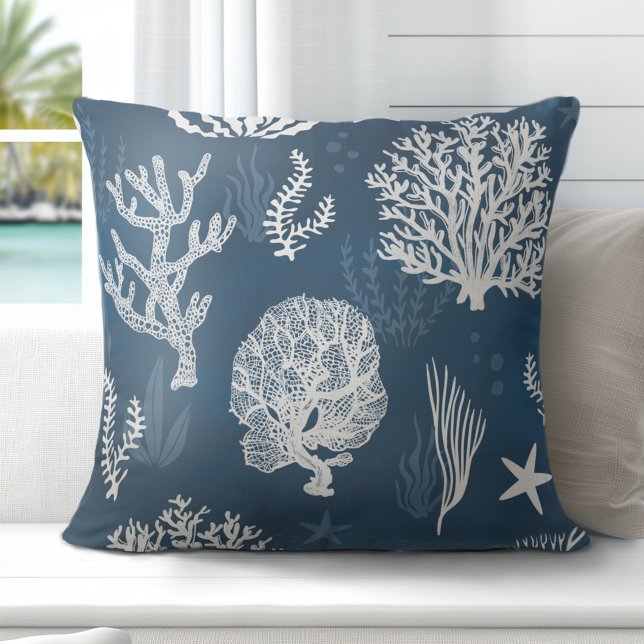 Cojín decorativo de coral blanco azul costero (Discover Gorgeous Coastal Throw Pillows by Totally Coast.)