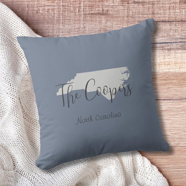 Cojín decorativo de esquema de Carolina del Norte (Show pride for your state and personalize it!  "love makes this house a home in <your state>")
