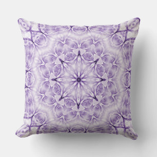 Cojín decorativo de flores blancas moradas