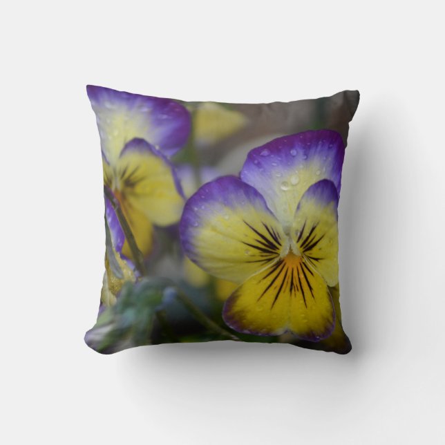 Cojín decorativo de flores moradas y amarillas (Anverso)