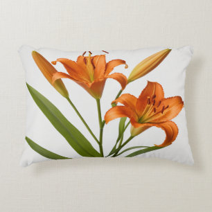 Cojín decorativo de fondo blanco de lirio naranja