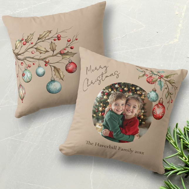 Cojín decorativo de Navidades beige de foto famili (Family photo with watercolor ornaments pillow with beige background.)