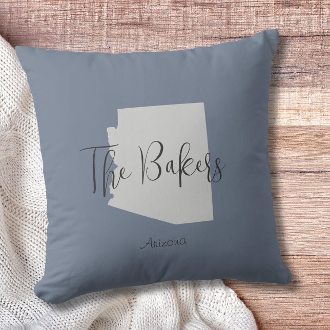 Cojín decorativo de nombre de familia de esquema d (Show pride for your state and personalize it!  "love makes this house a home in <your state>")
