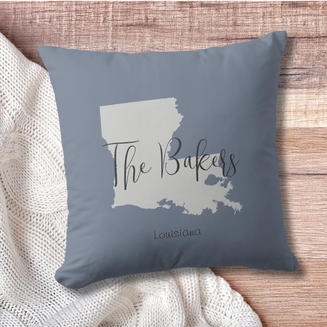 Cojín decorativo de nombre de familia de esquema d (Show pride for your state and personalize it!  "love makes this house a home in <your state>")