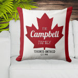 Cojín decorativo de nombres de familia de hojas de<br><div class="desc">almohada moderna de tiro personalizada con su nombre familiar y su ciudad y provincia de origen. Un divertido fondo de tema de la bandera canadiense impreso directamente en la tela. Estas maravillosas almohadas de tiro hacen un regalo perfecto para el hogar o recién casados.</div>