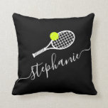 Cojín decorativo de nombres de monograma de raquet<br><div class="desc">almohada temática de tenis con raqueta de tenis y monograma de bola personalizada con un nombre de guión elegante en un diseño en blanco y negro que puede editarse a cualquier color, perfecto para mujeres o chicas tenis, entrenador, instructor, consejero del campamento o nuevo miembro del equipo para proteger sus...</div>