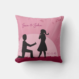 Cojín decorativo de propuesta con silueta de parej