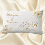 Cojín decorativo de regalo de Boda de monograma fl<br><div class="desc">Boda de regalo de  con el logotipo de monograma floral de invierno dorado. Gran regalo para recién casados o para su pareja favorita por su aniversario boda. Fácil de personalizar,  nombres de novios,  iniciales y fecha de boda. ¡Coge el tuyo hoy!</div>