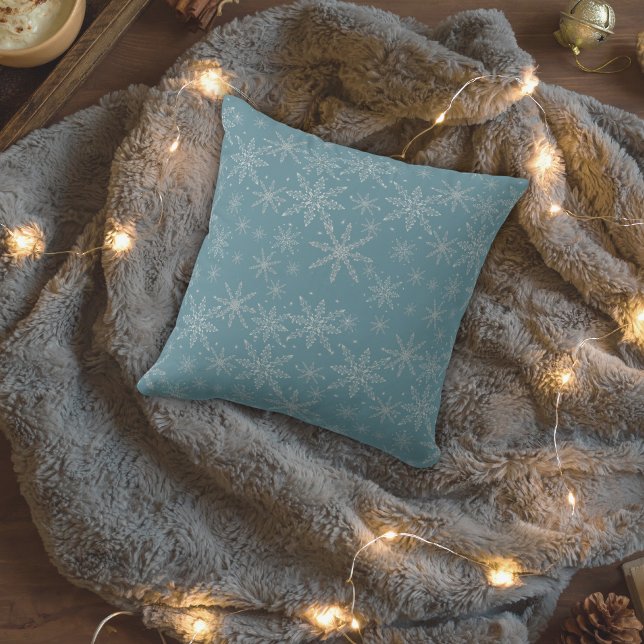 Cojín decorativo de vacaciones de copos de nieve a (Blue and white snowflake Christmas throw pillow.)