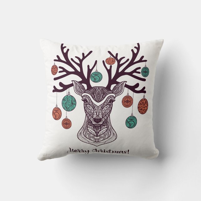 Cojín decorativo de venado de navidades ( The words "Merry Christmas!" are written in a cursive font at the bottom of the pillow. )
