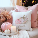 Cojín Decorativo Decoración de calabaza blanca y rosa otoño<br><div class="desc">Caer en la magia de la temporada con nuestra encantadora almohada rosa y blanca de calabazas. Perfectamente diseñado para el cuarto de tu pequeña, esta almohada trae un estallido de alegría otoñal. Los tonos rosa y blanco fresco se combinan a la perfección, con un bonito diseño de calabaza. Ideal para...</div>