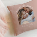 Cojín Decorativo Decoración de regalo de boda de fotografía chica T<br><div class="desc">Mejor juntar la invitación elegante de boda de fotos de arco de chica y almohada de regalo. Moderno diseño de color rosa de melocotón de barro con tendencia.</div>