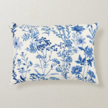 Decoración de una casa de campo con flores azules