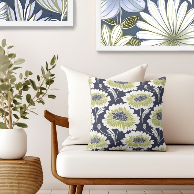 Cojín Decorativo Decorativo floral (Complete your elegant retro look with an exclusive Wild on Flowers Throw PIllow.)