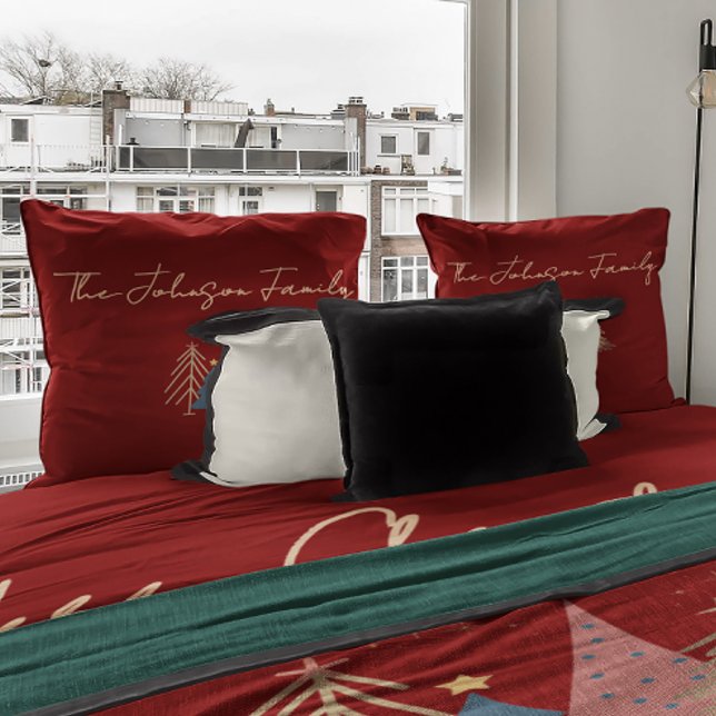 Cojín Decorativo Deep Red & Gold Family Name Merry Christmas  (Subido por el creador)