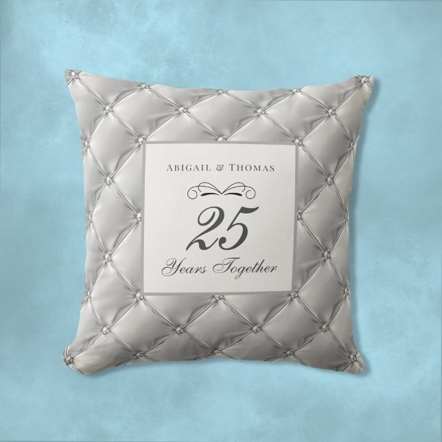 Cojín decorativo del 25° Aniversario de Silver Sat (Silver Satin 25th Wedding Anniversary Throw Pillow Gift)