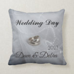 Cojín decorativo del Día de la Boda de los Recién<br><div class="desc">Cojín decorativo del día de la boda de los recién casados. Cuenta con una foto de fondo con anillos de boda de plata y bronce. Este elegante diseño también está personalizado con los nombres de la pareja afortunada y el año del matrimonio.</div>