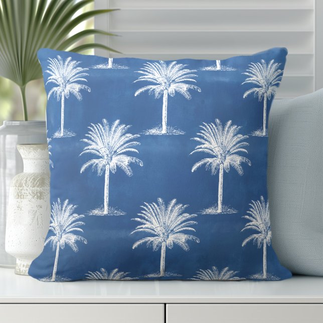 Cojín decorativo del patrón blanco azul del árbol  (Discover Gorgeous Coastal Throw Pillows by Totally Coast.)