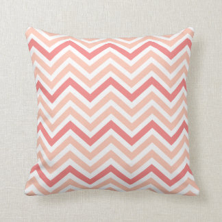 Cojín decorativo del zigzag de Chevron del coral y