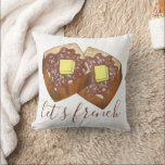 Cojín Decorativo Desayuno francés con mantequilla y jarabe<br><div class="desc">El diseño presenta un original ilustracion de marca de deliciosas tostadas de estilo "shallah" (también llamado "pan eggy") coronado con jarabe, azúcar de pastelería en polvo y una parte de mantequilla. ¡Una comida de desayuno favorita! Este diseño gourmet de tostadas francés también está disponible en otros productos. ¿No ves lo...</div>