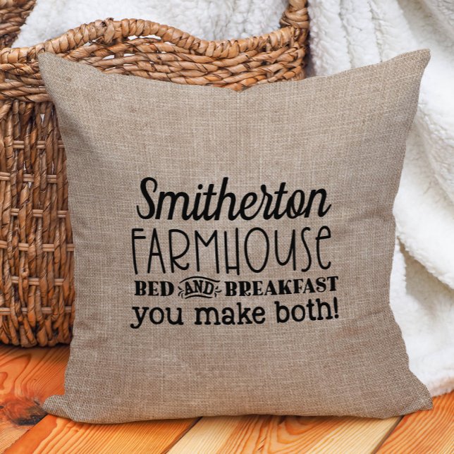 Cojín Decorativo Desayuno Funny Rústico Burlap Personalizado Farmho (Family name "Farmhouse bed and breakfast" funny country decorator pillow)