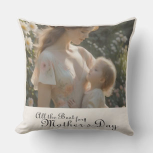 Cojín Decorativo Día de la Madre: Un tierno abrazo en el jardín