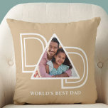 Cojín Decorativo Día del Padre, mejor foto del Personalizado de pap<br><div class="desc">El Mejor Foto de Papá de este mundo está decorado con la palabra DAD en tipografía blanca sobre un fondo bronceado. Personalizable fácil con tu foto. Hace un regalo perfecto para el Día del Padre.</div>