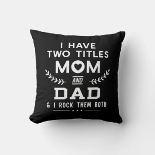 Cojín Decorativo Día del padre   Tengo Dos Títulos Mamá Y Padre