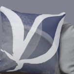Cojín Decorativo Diseño abstracto artístico | Gris azul y blanco<br><div class="desc">La almohada moderna de arroyo presenta un diseño artístico abstracto de hojas en una paleta de colores azul, gris y blanco. Esta composición abstracta se basa en combinaciones de formas y líneas orgánicas, que se superponen y entrelazan para formar un intrincado patrón abstracto. El blanco y el gris completan el...</div>