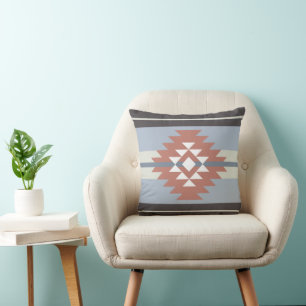 Cojín Decorativo Diseño azteca en tonos rosa y azul